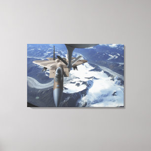 Een F-15C Eagle vliegtuig zit achter een KC-135R Canvas Afdruk