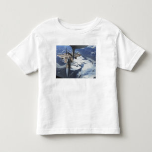Een F-15C Eagle vliegtuig zit achter een KC-135R Kinder Shirts