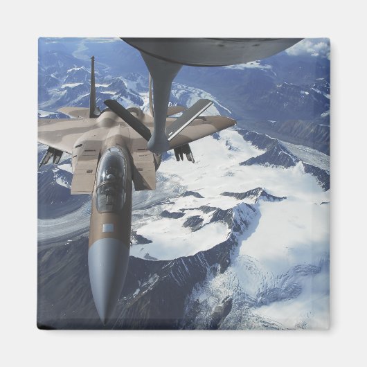 Een F-15C Eagle vliegtuig zit achter een KC-135R Magneet (Voorkant)