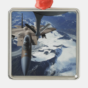 Een F-15C Eagle vliegtuig zit achter een KC-135R Metalen Ornament