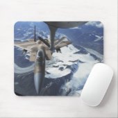 Een F-15C Eagle vliegtuig zit achter een KC-135R Muismat (Met muis)