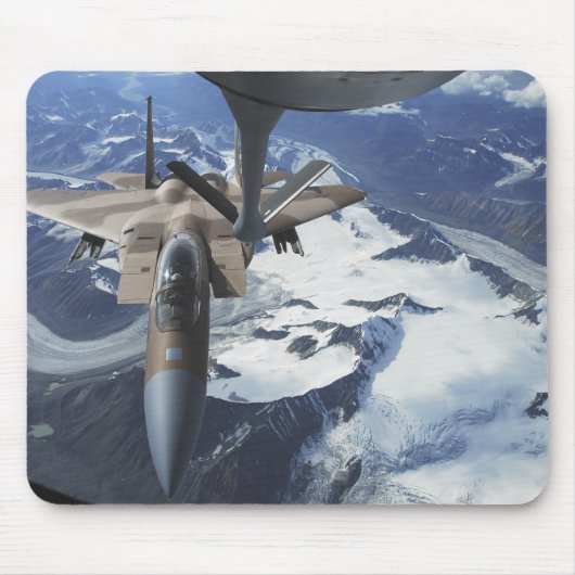 Een F-15C Eagle vliegtuig zit achter een KC-135R Muismat (Voorkant)