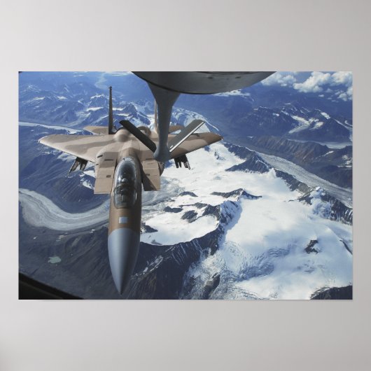 Een F-15C Eagle vliegtuig zit achter een KC-135R Poster (Voorkant)