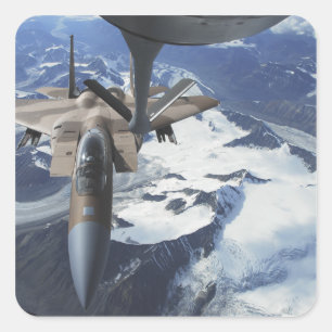 Een F-15C Eagle vliegtuig zit achter een KC-135R Vierkante Sticker