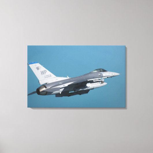 Een F-16-gevecht tegen valk tijdens de vlucht Canvas Afdruk (Voorkant)
