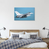 Een F-16-gevecht tegen valk tijdens de vlucht Canvas Afdruk (Insitu (Slaapkamer))