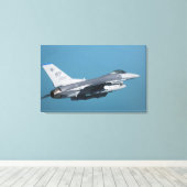 Een F-16-gevecht tegen valk tijdens de vlucht Canvas Afdruk (Insitu (Houten vloer))