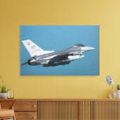 Een F-16-gevecht tegen valk tijdens de vlucht Canvas Afdruk (Insitu (Woonkamer))