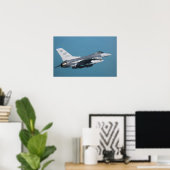Een F-16-gevecht tegen valk tijdens de vlucht Poster (Thuiskantoor)