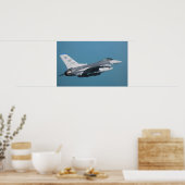Een F-16-gevecht tegen valk tijdens de vlucht Poster (Keuken)