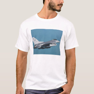 Een F-16-gevecht tegen valk tijdens de vlucht T-shirt