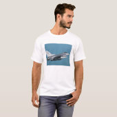 Een F-16-gevecht tegen valk tijdens de vlucht T-shirt (Voorkant volledig)