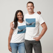 Een F-16-gevecht tegen valk tijdens de vlucht T-shirt (Unisex)