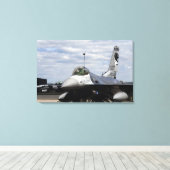 Een F-16-strijder tegen valk Canvas Afdruk (Insitu (Houten vloer))