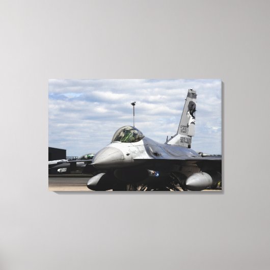 Een F-16-strijder tegen valk Canvas Afdruk (Voorkant)