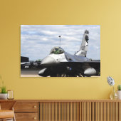 Een F-16-strijder tegen valk Canvas Afdruk (Insitu (Woonkamer))