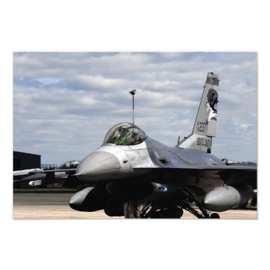 Een F-16-strijder tegen valk Foto Afdruk (Voorkant)