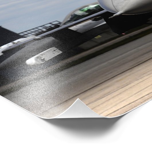 Een F-16-strijder tegen valk Foto Afdruk (Hoek)