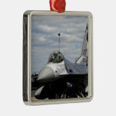 Een F-16-strijder tegen valk Metalen Ornament (Rechts)