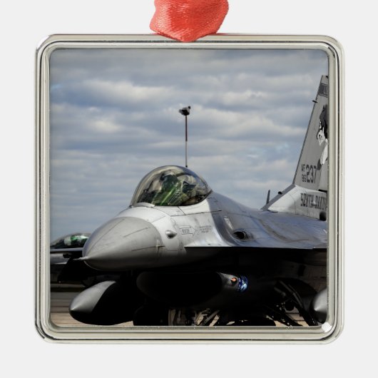 Een F-16-strijder tegen valk Metalen Ornament (Voorkant)