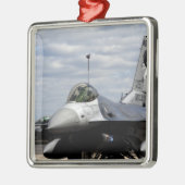 Een F-16-strijder tegen valk Metalen Ornament (Links)