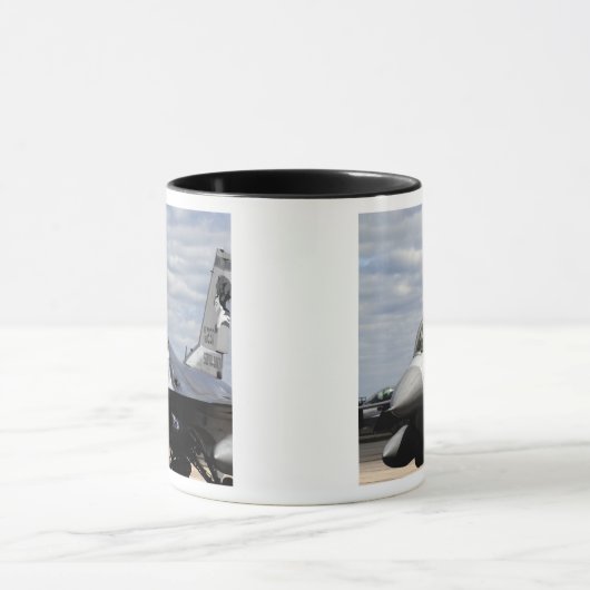 Een F-16-strijder tegen valk Mok (Midden)