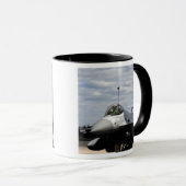 Een F-16-strijder tegen valk Mok (Voorkant rechts)