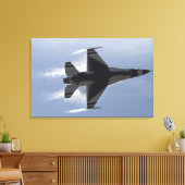 Een F-16-strijder tegen valk trekt hoge G's Canvas Afdruk (Insitu (Woonkamer))