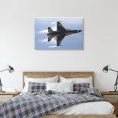 Een F-16-strijder tegen valk trekt hoge G's Canvas Afdruk (Insitu (Slaapkamer))