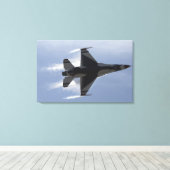 Een F-16-strijder tegen valk trekt hoge G's Canvas Afdruk (Insitu (Houten vloer))