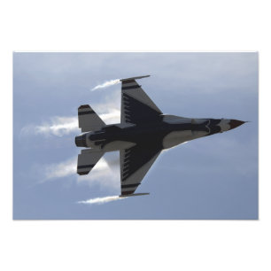 Een F-16-strijder tegen valk trekt hoge G's Foto Afdruk