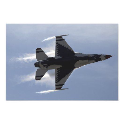 Een F-16-strijder tegen valk trekt hoge G's Foto Afdruk (Voorkant)