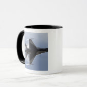 Een F-16-strijder tegen valk trekt hoge G's Mok (Voorkant links)