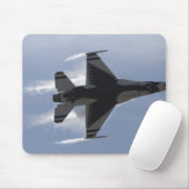 Een F-16-strijder tegen valk trekt hoge G's Muismat (Met muis)