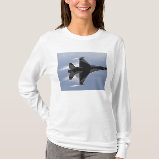 Een F-16-strijder tegen valk trekt hoge G's T-shirt (Voorkant)