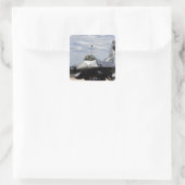 Een F-16-strijder tegen valk Vierkante Sticker (Tas)