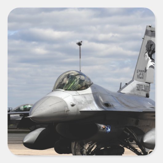 Een F-16-strijder tegen valk Vierkante Sticker (Voorkant)