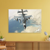 Een F-16-strijder tegen valkrefuels Canvas Afdruk (Insitu (Woonkamer))
