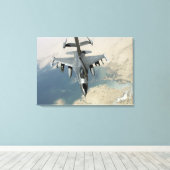 Een F-16-strijder tegen valkrefuels Canvas Afdruk (Insitu (Houten vloer))