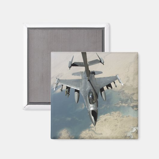 Een F-16-strijder tegen valkrefuels Magneet (Voorkant / Achterkant)