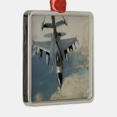 Een F-16-strijder tegen valkrefuels Metalen Ornament (Rechts)
