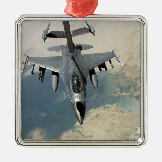 Een F-16-strijder tegen valkrefuels Metalen Ornament (Voorkant)