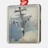 Een F-16-strijder tegen valkrefuels Metalen Ornament (Links)
