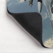 Een F-16-strijder tegen valkrefuels Muismat (Hoek)