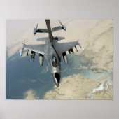 Een F-16-strijder tegen valkrefuels Poster (Voorkant)