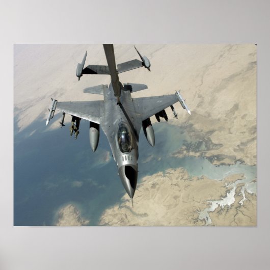 Een F-16-strijder tegen valkrefuels Poster (Voorkant)