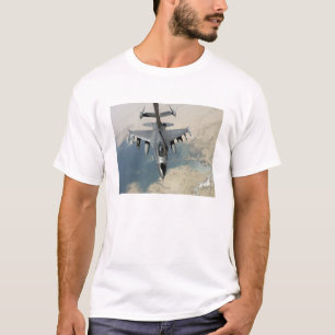Een F-16-strijder tegen valkrefuels T-shirt