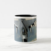 Een F-16-strijder tegen valkrefuels Tweekleurige Koffiemok (Center)