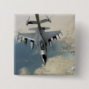 Een F-16-strijder tegen valkrefuels Vierkante Button 5,1 Cm