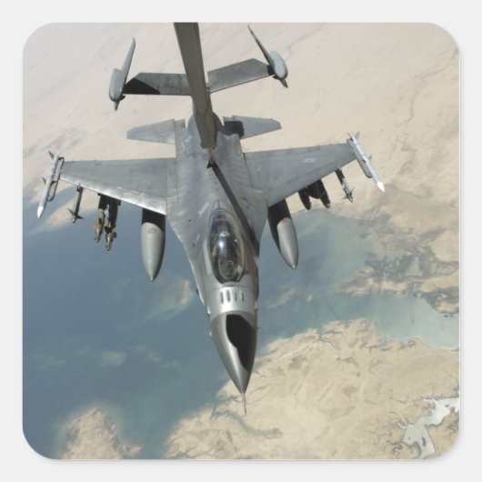 Een F-16-strijder tegen valkrefuels Vierkante Sticker (Voorkant)